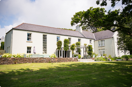 Spacious house with lush garden