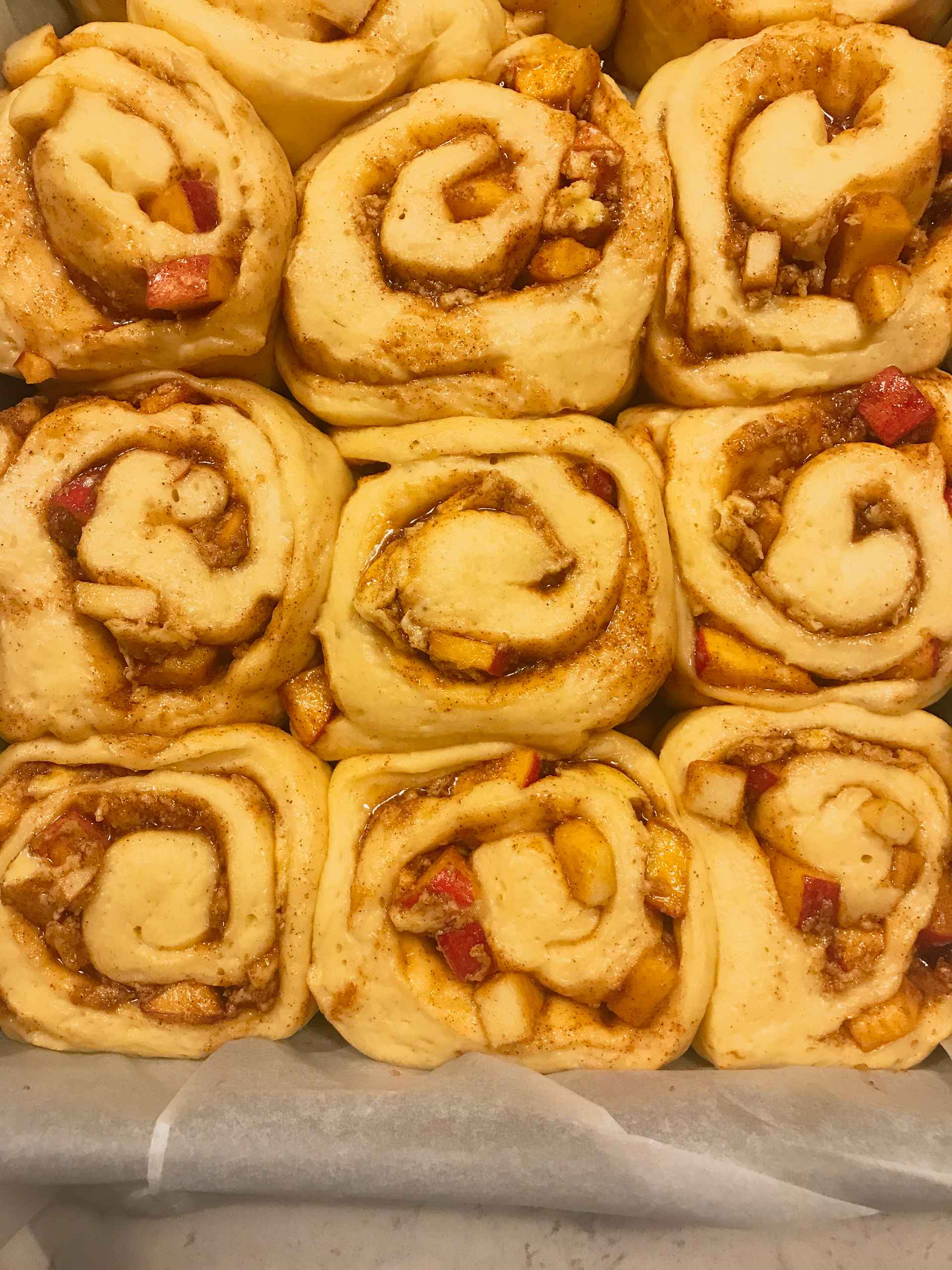 Apple cinnamon rolls in a oven plate.