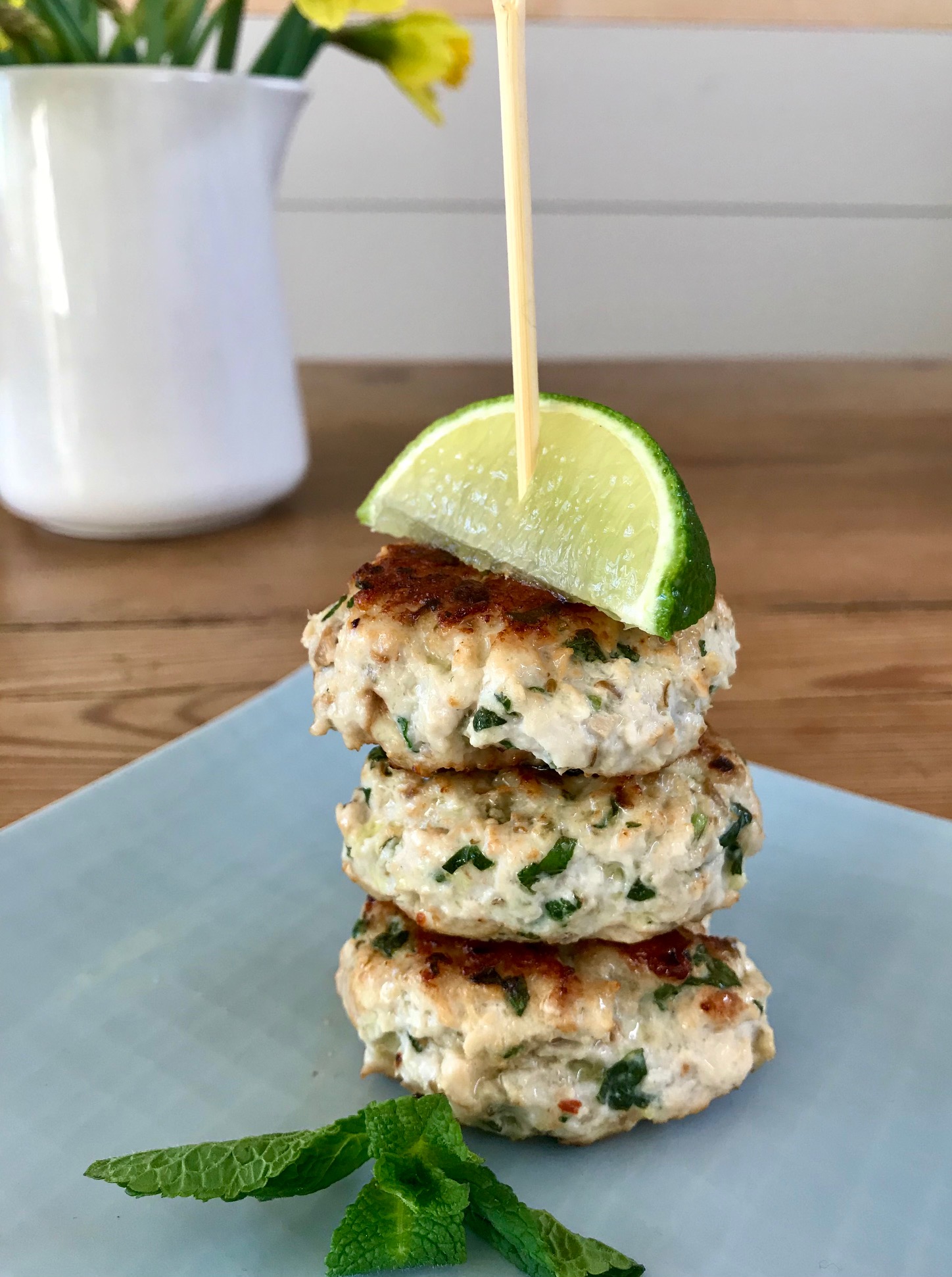 Turkeys Kebabs with lime on a plate.